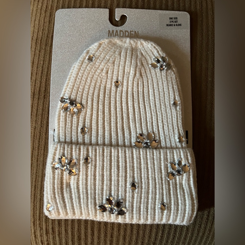 Beanie new with tags, gloves not included - Picture 2 of 4